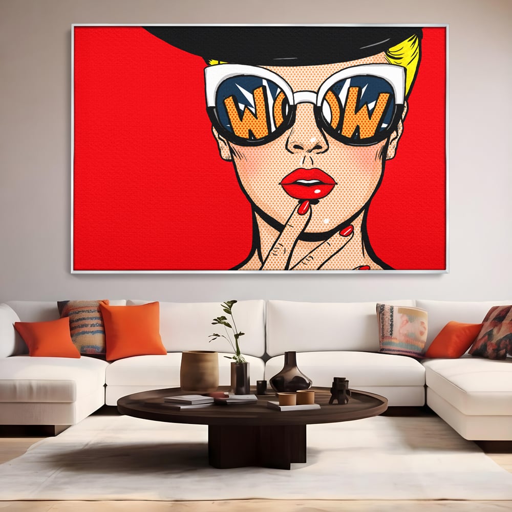 Tablou canvas cu ilustratie pop art cu femeie cu ochelari, in rama de aluminiu argintiu, pe perete intr-un living
